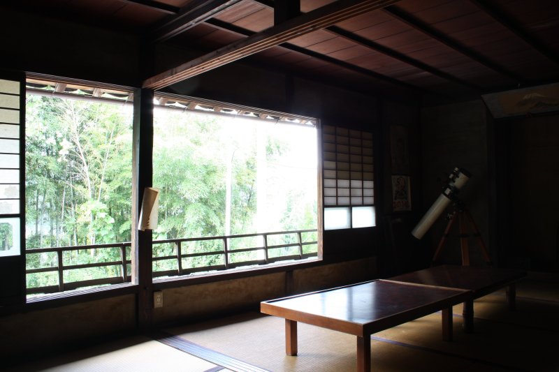 50年ほど前までは遍路宿として活躍していた坂本屋の2階部分を見学することができ、窓からは四季が彩る里山の風景が楽しめる。