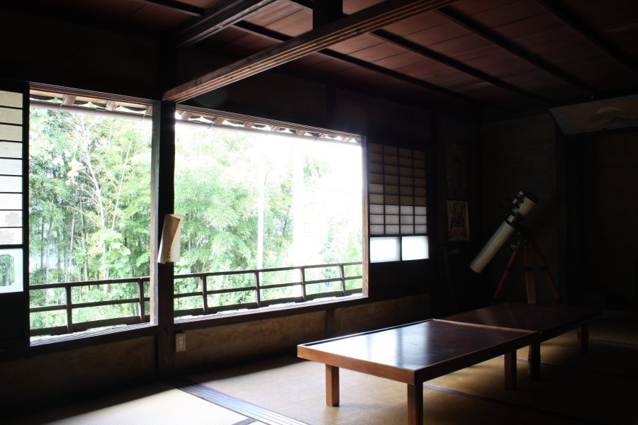 50年ほど前までは遍路宿として活躍していた坂本屋の2階部分を見学することができ、窓からは四季が彩る里山の風景が楽しめる。