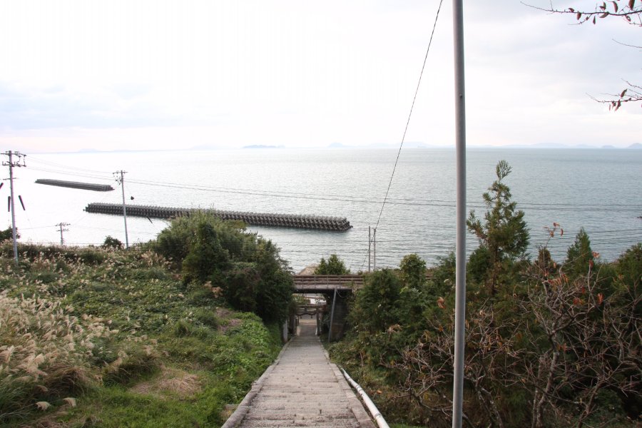 境内へ続く階段を振り返れば、そこには一面に伊予灘の絶景が広がる。
