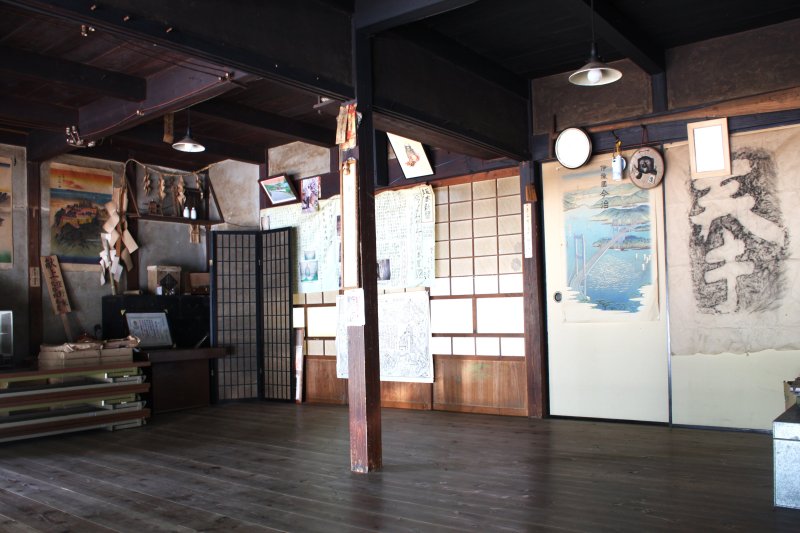 約100年前に建てられた坂本屋の1階の土間で休憩することができる。周囲に響き渡る小川のせせらぎと小鳥のさえずりが旅人の疲れを癒してくれる。
