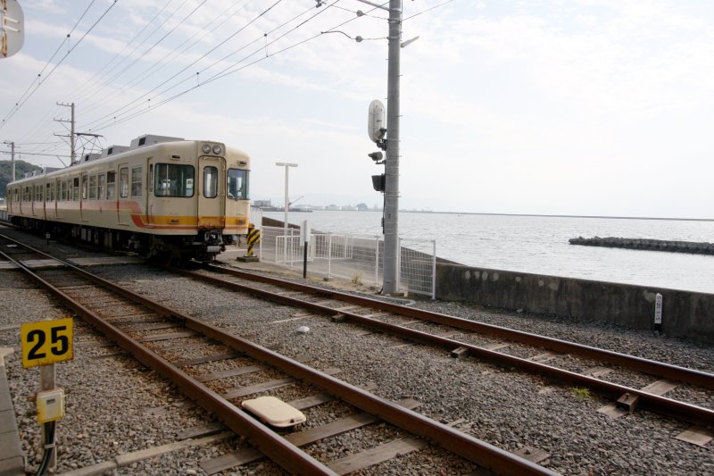 海岸線上に面した路線は、まさに伊予の江ノ電。車内からは瀬戸内海の穏やかな眺望が広がる。
