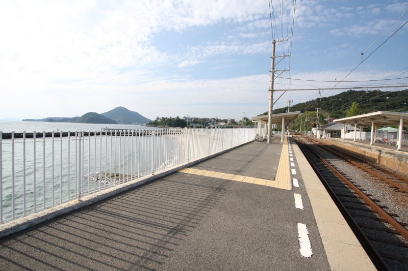 ドラマに登場したままの姿で佇む海岸線に面した駅舎。 