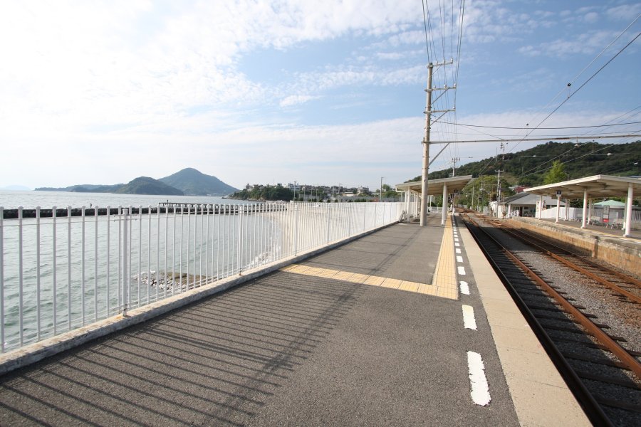ドラマに登場したままの姿で佇む海岸線に面した駅舎。 