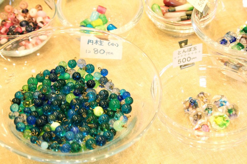 店内では、店主が作ったとんぼ玉の販売も行っている。様々な大きさのとんぼ玉があり、気に入ったとんぼ玉をアクセサリーに加工してもらうことも可能。