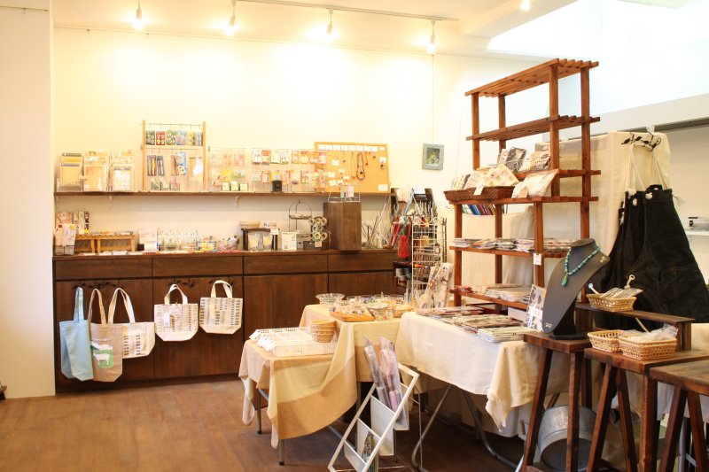 店内の一角では、とんぼ玉を始めガラス製品やビーズ製品など手作りの品々が販売されている。