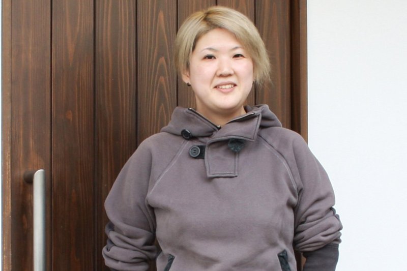 とんぼ玉を始めて約10年になるという店主が、初心者にも丁寧に作り方を教えてくれる。