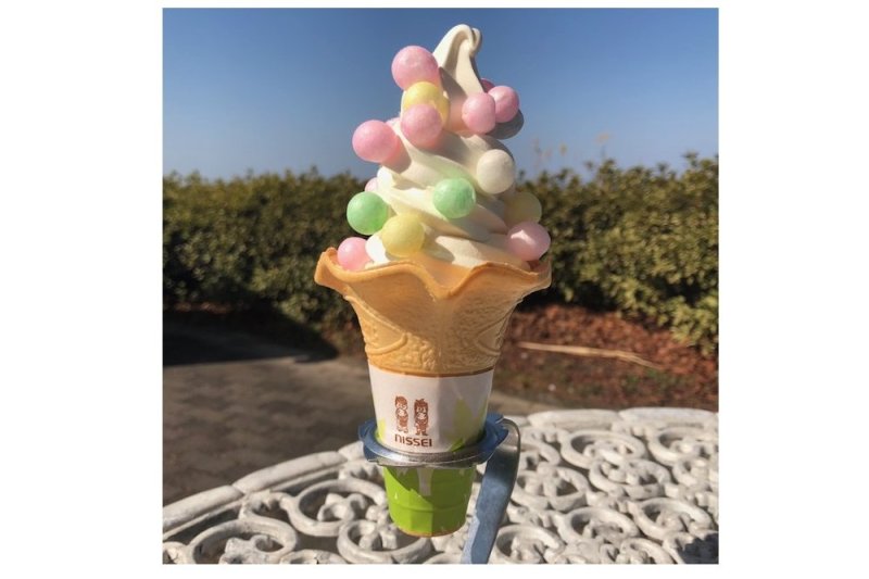 嫁入り菓子である“おいり”をあしらったカラフルでインスタ映え間違いなしのソフトクリーム。