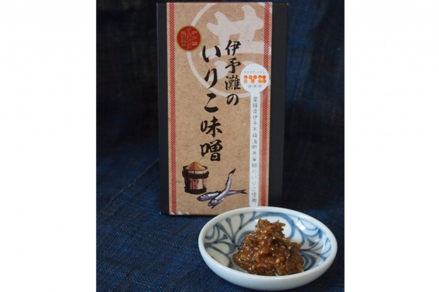 伊予市双海町の“いりこ”と愛媛県が生産量日本一を誇る“はだか麦”を使った伊予灘サービスエリア限定商品。