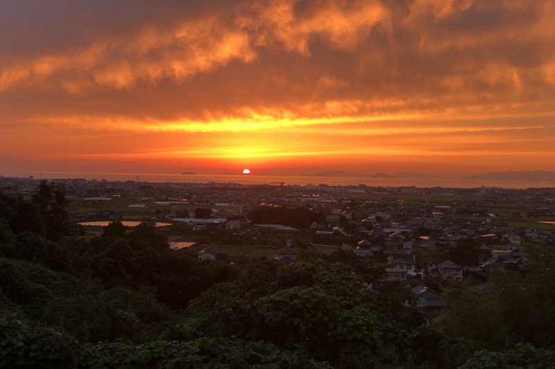 伊予灘は夕日が美しいことでも有名。サービスエリアからも、夕日が傾く頃から空の色がだんだんと濃くなっていく様子が見られる。