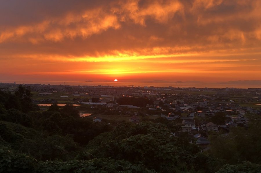 伊予灘は夕日が美しいことでも有名。サービスエリアからも、夕日が傾く頃から空の色がだんだんと濃くなっていく様子が見られる。