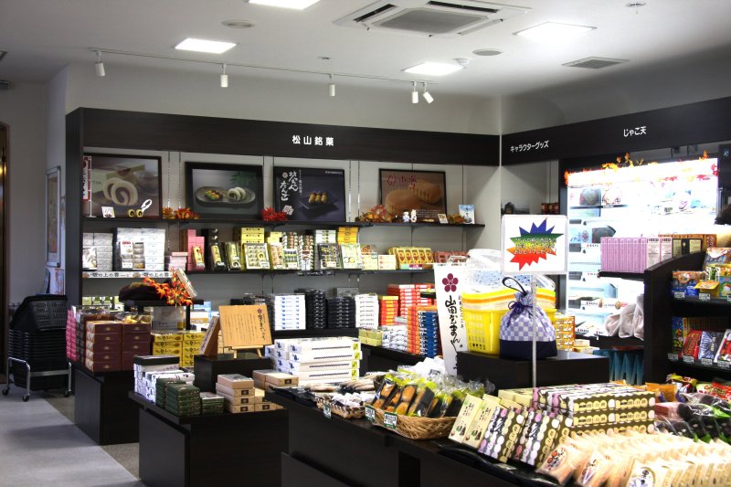 サービスエリア一押しのお土産売り場。数え切れないほどのお土産を販売している。