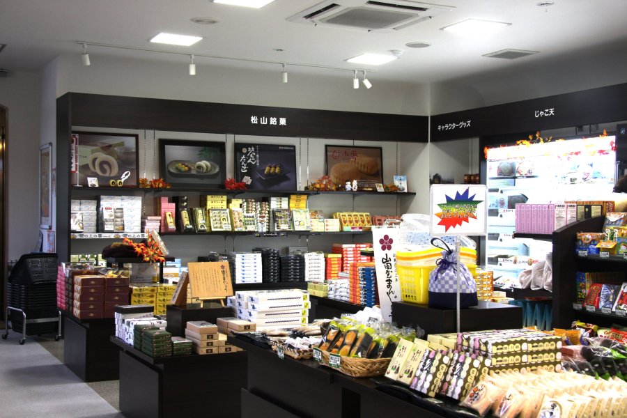 サービスエリア一押しのお土産売り場。数え切れないほどのお土産を販売している。
