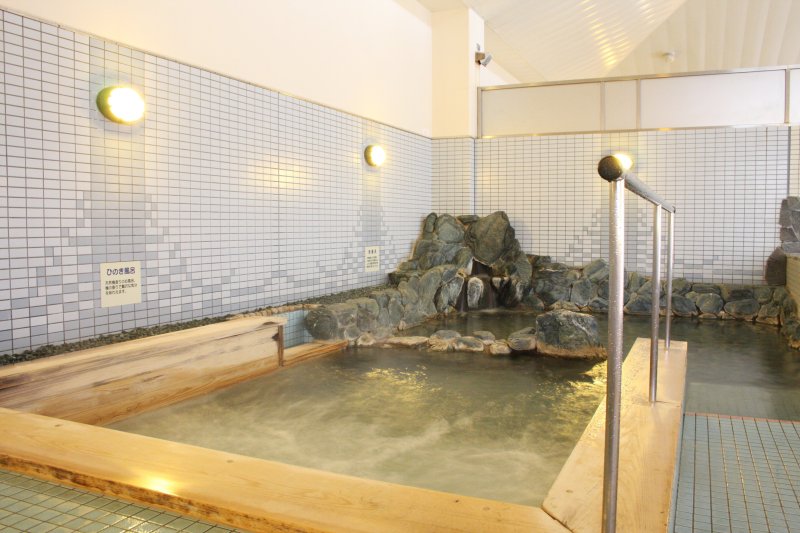 浴室には檜風呂と岩風呂が完備されており、様々な湯船で良質な湯の効能を堪能できる。