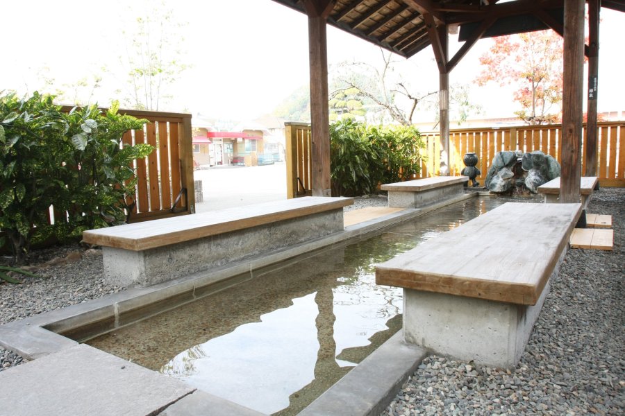 敷地内には無料で利用することができる足湯が設けられており、四季の移ろいを感じながらのんびりとできる。