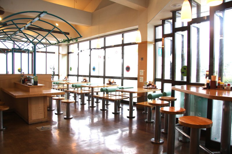 サービスエリア内のレストランは、ほんのり明るい照明と、辺りが一望できるガラス張りになっており、旅の疲れを癒してくれる。