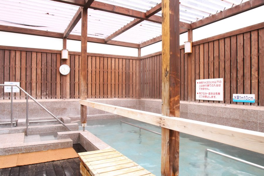 温泉の蒸気が充満した内風呂から露天風呂へ出ると、外の清々しい空気でリフレッシュできる。