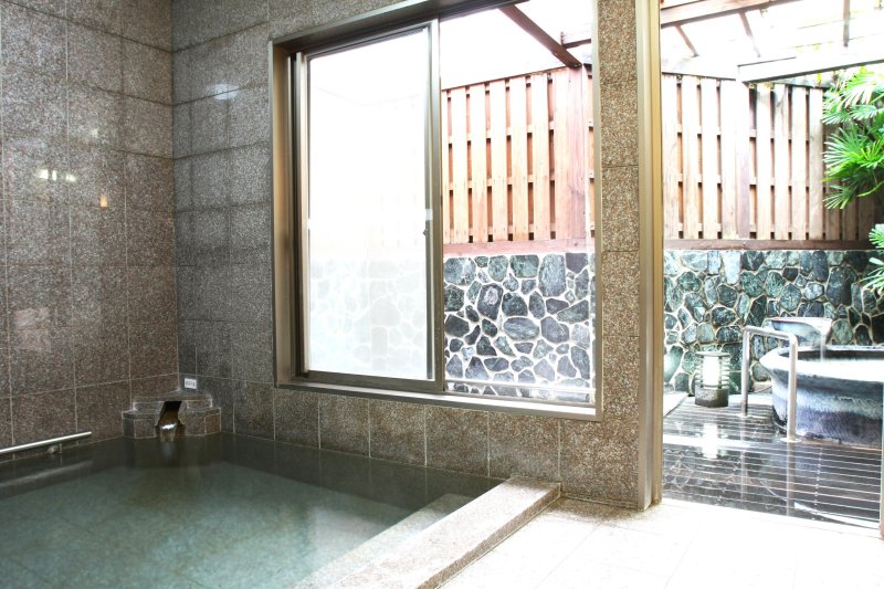 併設の「スパ星乃岡」では、露天風呂が2つ付いたバリアフリーの湯もあり、幅広い客層に対応できる造りになっている。