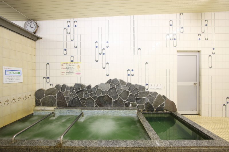 異常部分に電気が集中し、健全な部分にはあまり電気を感じないという電気風呂は、マッサージ効果が期待できる。