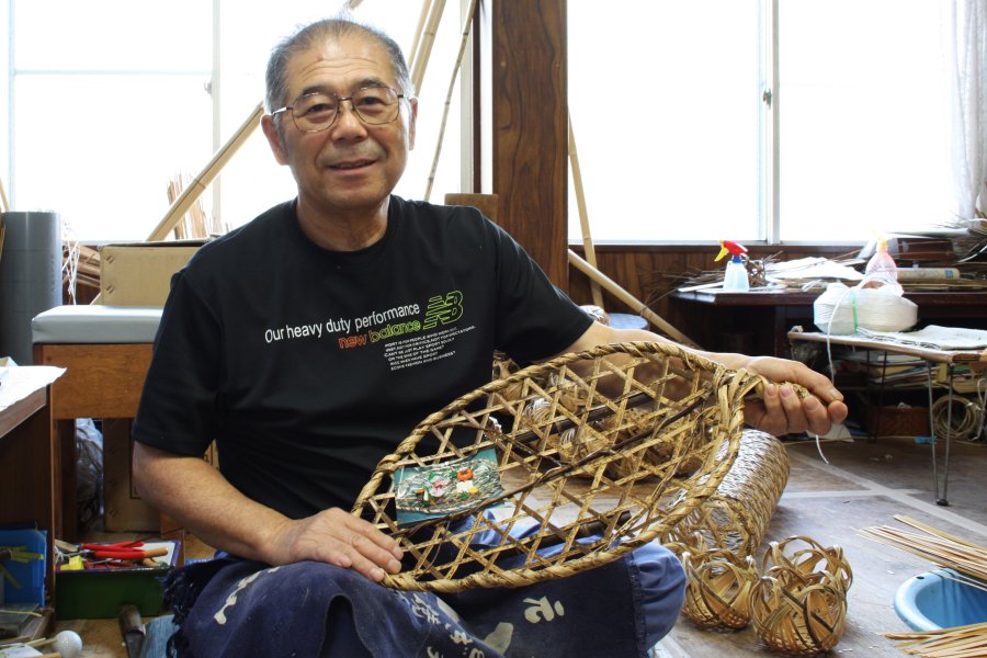 伊予竹工芸品を生産する西川氏は、愛媛の伝統工芸品を今日に伝えようと、竹細工で刺身用の皿や花篭などを作っている。