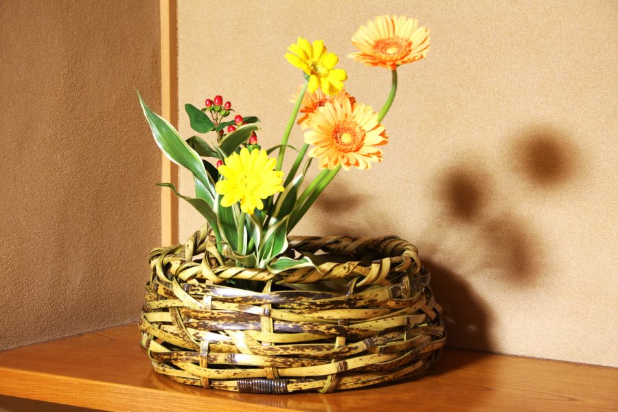 手作りの優しい風合いが和・洋を問わずに調和する花篭は、気品があり県内外を問わず注文が寄せられている。