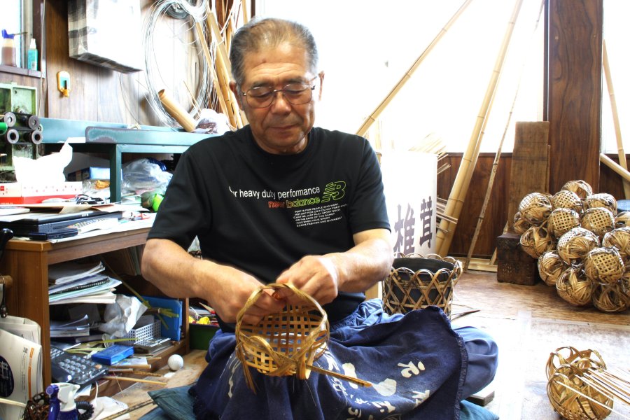 宙編（ちゅうあみ）という方法で生産される伊予竹工芸品は、一つ一つ手作りで生産されているため、一つとして同じものがない。