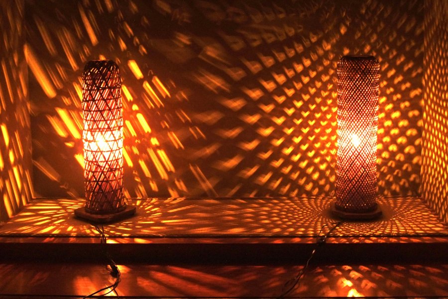 竹細工とスピーカーがコラボレーションした「灯り付きスピーカー」は、竹の編み方によって浮き出てくる光の模様が違う。