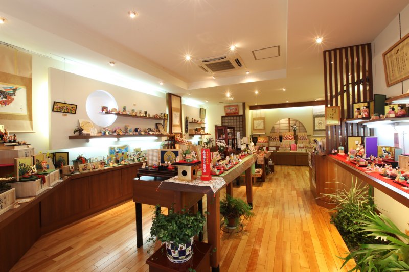 広々とした明るい店内には雛人形を始め、皐月人形や干支の置物など、伊予一刀彫で彫られた様々な人形が並ぶ。