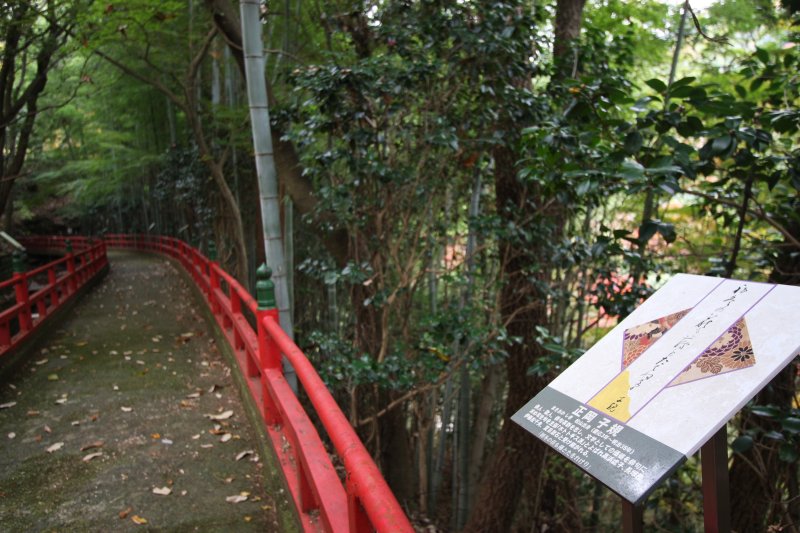 朱色の欄干が続く遊歩道には、俳人や文豪たちによる句がパネル展示されており、渓谷の情緒を一層引き立てている。