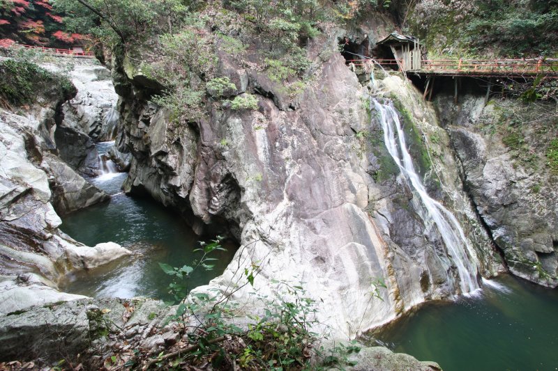巨大な花崗岩の奇石を滑るように流れ落ちる繊細な「不動の滝」。