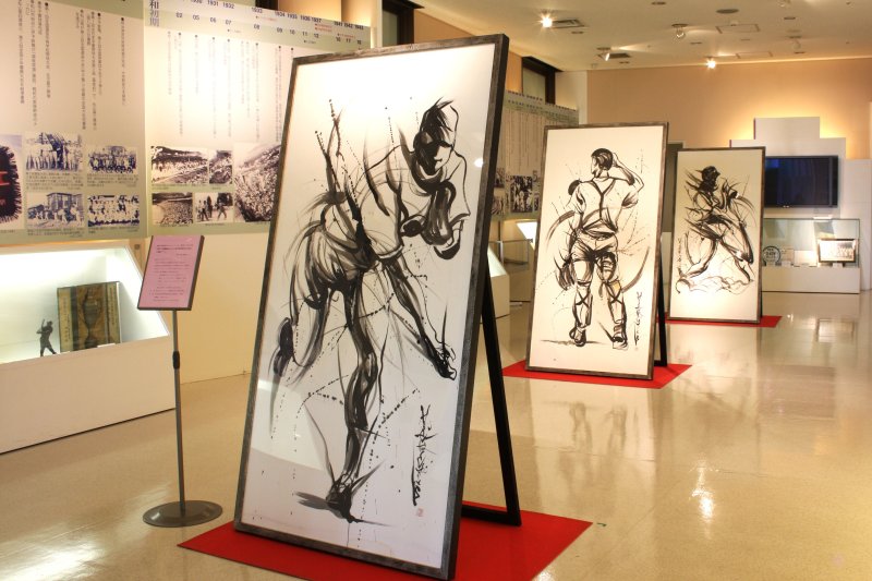 愛媛県出身のイラストレーターである茂本ヒデキチ氏によって描かれた全国高校野球選手権の1コマを展示。墨で描かれた迫力のある絵は、人々の目を釘付けにする。