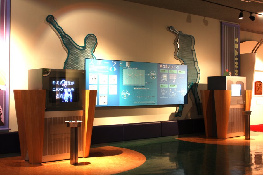 プロ野球選手を紹介するコーナーの一角には、映像を見て動体視力を測定する装置が設けられている。