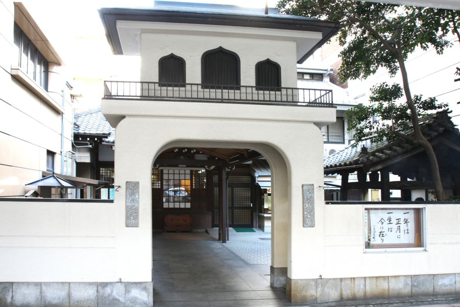 松山市駅前商店街の一角にあり、松山市の中心地に位置する寺院。