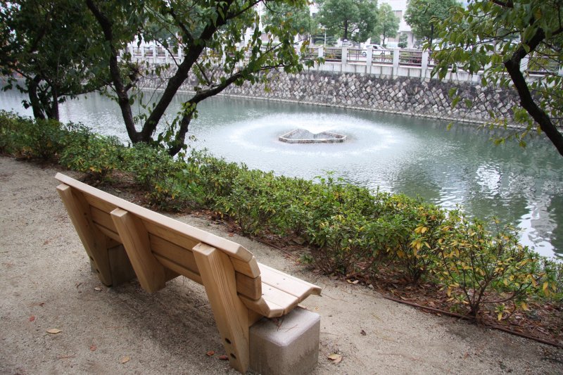 堀の遊歩道にはベンチが設置されており、訪れる人の憩いの場となっている。