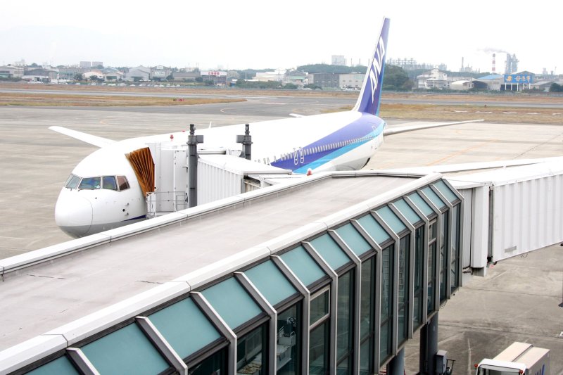 展望スペースからは、飛行機が離着陸する一部始終を見ることができ、カメラマンや家族連れの人が多く集まる。子供は飛行機を目の前にし、大はしゃぎ。