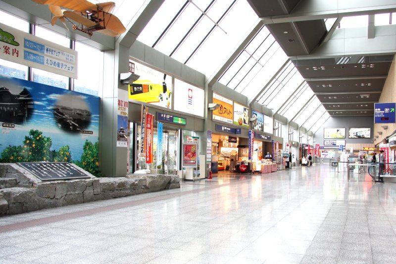 ロビーには売店が並んでおり、搭乗手続きを済ませた旅行者は空の旅に向け、買い物を楽しむ。