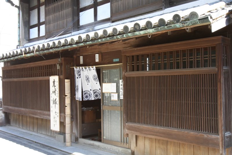 三津浜の染物職人がデザインしたオリジナルの暖簾が浜風に揺れる玄関。