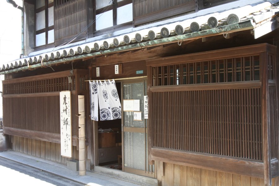 三津浜の染物職人がデザインしたオリジナルの暖簾が浜風に揺れる玄関。