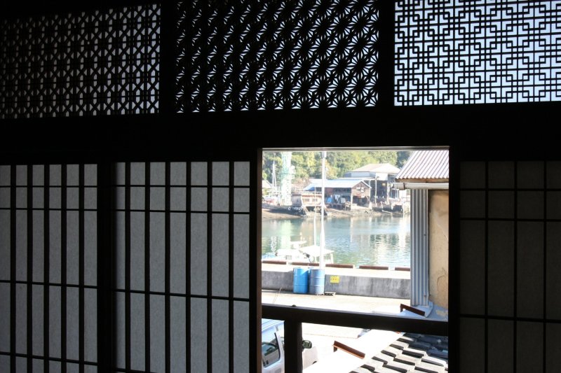 釘を使わずに木を組み付けた細かな組子欄間が施された、2階の明かり取りの窓は光と影の陰影が美しい。