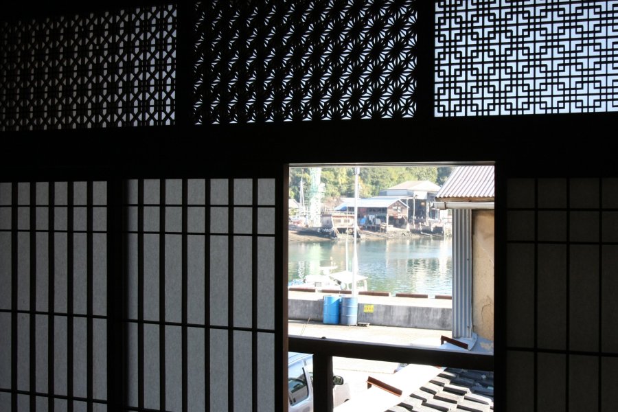 釘を使わずに木を組み付けた細かな組子欄間が施された、2階の明かり取りの窓は光と影の陰影が美しい。