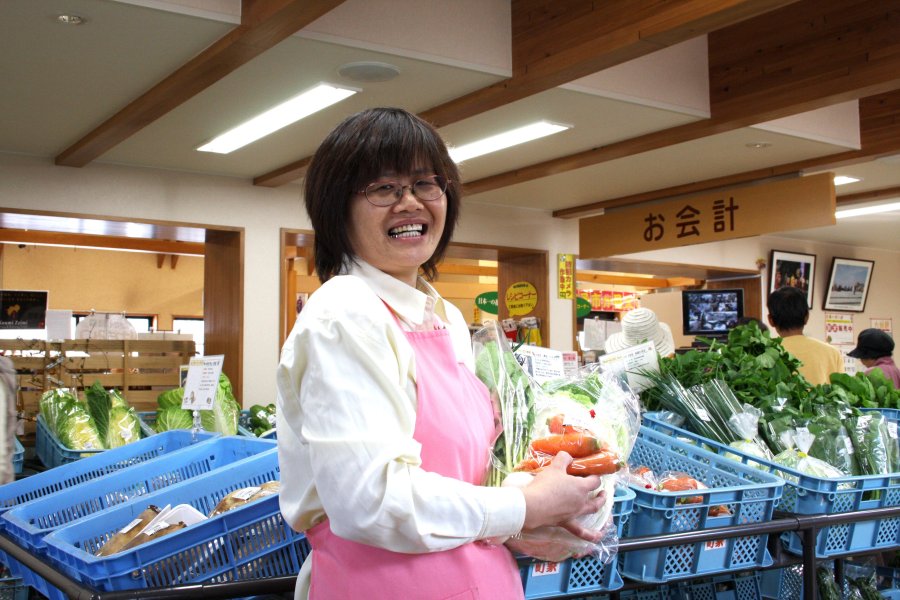 伊予市で生産される野菜や果物、びわ葉茶などの加工品を販売している店内では、スタッフが笑顔で出迎えてくれる。