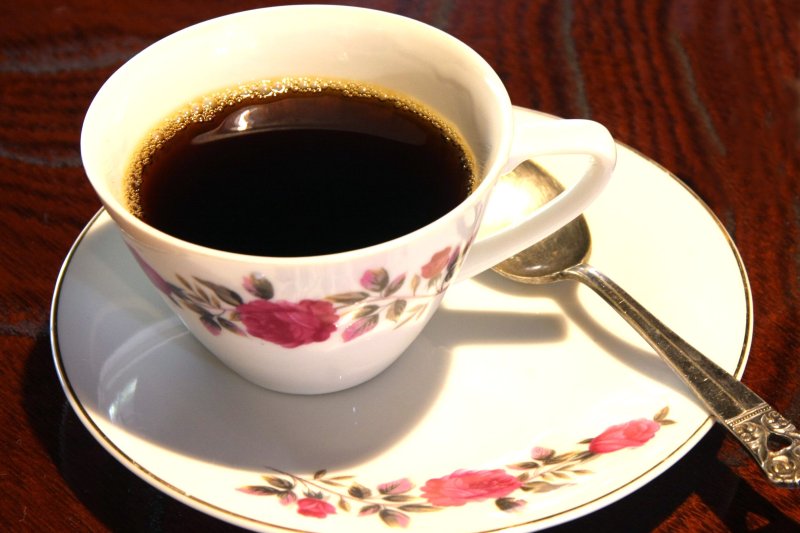 カフェでは、明治時代のレトロな食器でコーヒー（300円）やケーキ（300円）などが味わえる。