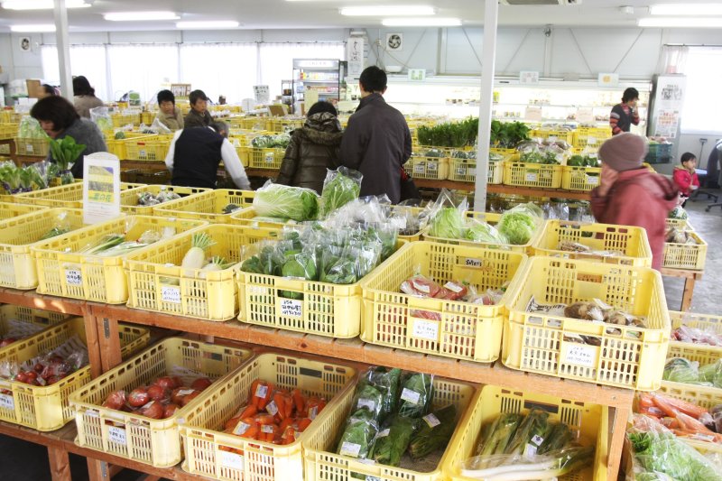 松山市の中心部に位置し気軽に立ち寄れる直売所は、朝早くから多くの人で賑わっている。
