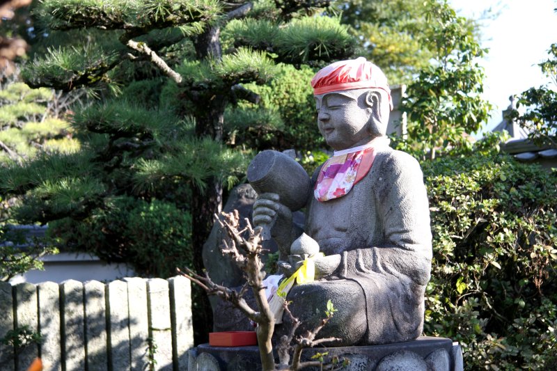 納経所の前には小さな庭園があり、一つだけ願いを叶えてくれるという一願地蔵「福授地蔵尊」がある。 