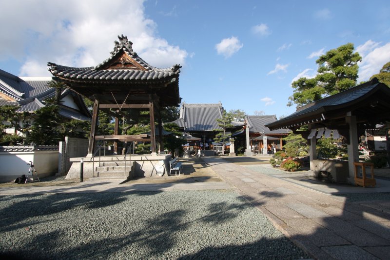 仁王門から本堂まで敷石が続き、本堂横には大師堂が並んで建てられている。 