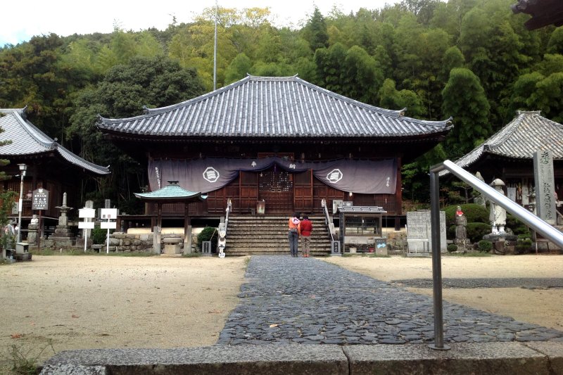 和風と唐様式折衷建築の本堂は500年の歴史を持ち、背後にある竹林との対比が美しい。
