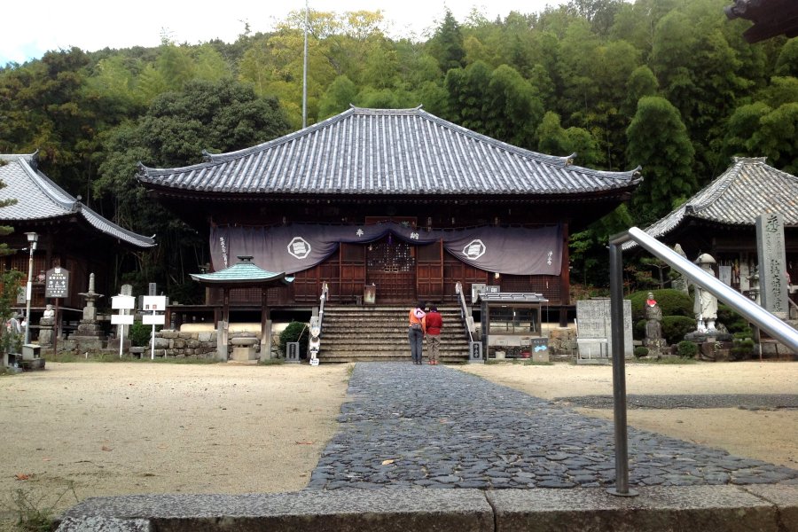 和風と唐様式折衷建築の本堂は500年の歴史を持ち、背後にある竹林との対比が美しい。