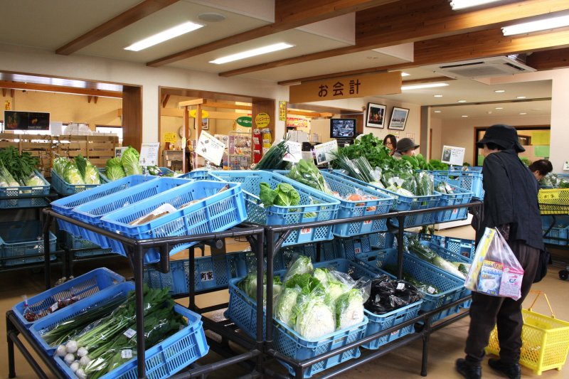 毎日朝採れの新鮮野菜がずらりと並び、毎日多くの地元住民で賑わっている。