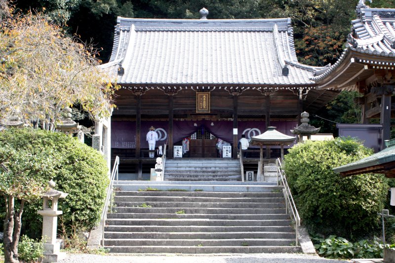 本堂には、第46代･孝謙天皇の勅願により行基菩薩が刻んだとされる薬師如来像が本尊として安置されている。