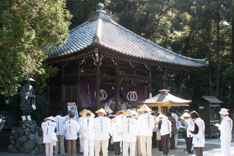 かつての光明寺から繁多寺と名を改めた弘法大師を祀る大師堂。今もなお多くの遍路が参拝に訪れる。  