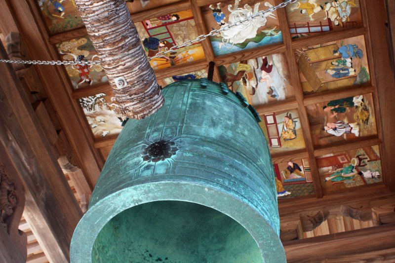 鐘楼には、江戸時代に造られた鐘が現在も使われており、その天井部には御伽草子の物語に沿った天井画が描かれている。 